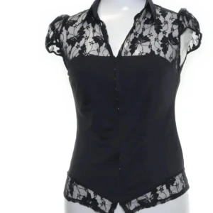 Svart spets blus - Säljer också kjolen på andra bilden om någon är intresserad!