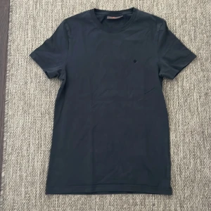 Blå Morris T-shirt  - Mörkblå Morris T-shirt Stl xs