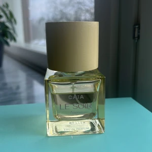 CAIA Le Soir Lumiére Eau de Parfum - CAIA Le Soir Lumiére parfym 50ml, som är väldigt lite använd. Mysig och god doft, men inte vad jag var ute efter.