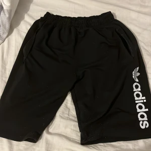 Adidas shorts  - Adidas shorts till män i storlek M. 
