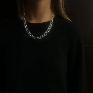 008 - Snyggt silverfärgat halsband med stora länkar som ger en modern och stilren look. Perfekt för att lyfta vilken outfit som helst. Ett måste för smyckesälskaren!