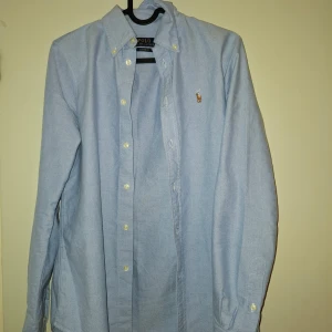 Ralph Lauren skjorta - Säljer en fin ljusblå Ralph Lauren skjorta som är i bra skick. Size Xs och passar runt 165-175. Skriv vid funderingar