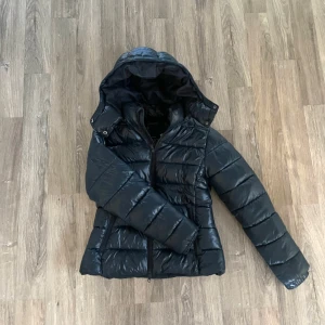 mörkblå lager jacka stl s ”nikki” - mörkblå jacka från lager 157, bara använd fåtal gånger så i nyskick! stl S 💕