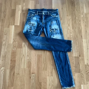 Dsquared jeans - Säljer sjukt feta dsq jeans, dem är köpta på Wallenbergs i Luleå för 1 år sedan! Var för stora så kom aldrig till användning. Nypriset ligger på ca 6-7 tusen! Dem är strl 50
