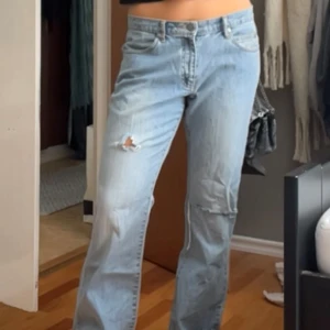Lågmidjade jeans  - Säljer skit coola lågmidjade ljusa jeans med revor! Superfina😍