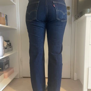 Levis 501 jeans  - Endast använda fåtal gånger, sälja pga att de är för små för mig, det är den populära 501 designen och säljs för 300kr, färgen är mörkblå och de har inte några defekter utom är i mycket gott skick, storlek w30 l32