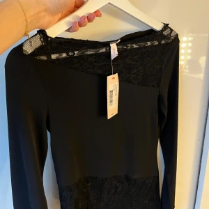 Spetstopp - Topp från Nelly! Endast testad med prislapp på. Finns i både s och xs 