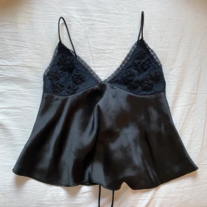 Svart satinlinne från Zara - Super fint svart satinlinne från Zara med spetsdetaljer och tunna axelband ⭐️