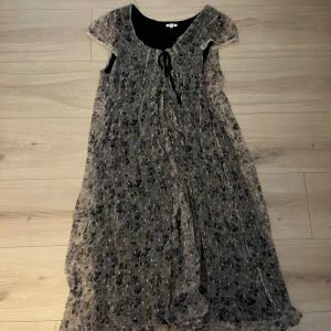 blommig klänning  - blommig klänning som passar mig som brukar ha storlek xs-x