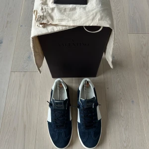 Valentino flycrew  - Sjukt fräscha valentino flycrews mörkblåa i storlek 40,5 passar 41,5 man får med låda 2 dustbag och kort, pm vid frågor!😀 Alla spikar är kvar !