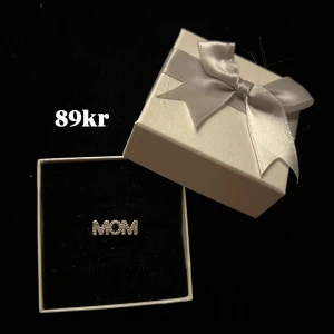 Silvrig MOM ring  - Frakt 22kr. Icke justerbar. Storlek S