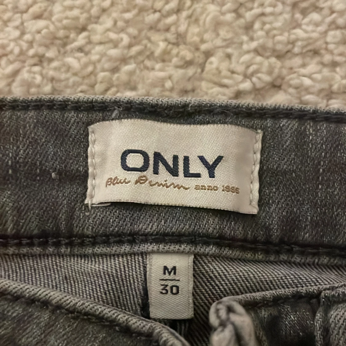 Snygga gråa boot cut jeans från ONLY  - 2