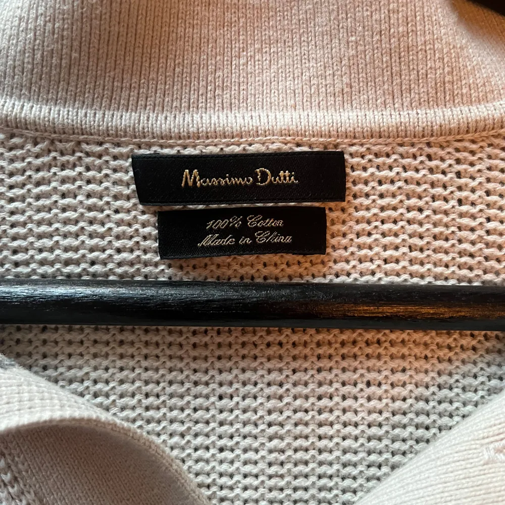 Säljer en stilren beige pikétröja från Massimo Dutti i 100% bomull. Tröjan har korta ärmar och en klassisk krage med knappar. Perfekt för en avslappnad men ändå elegant look. Hör av dig vid fråga.. Neuletakit & Villapaidat.