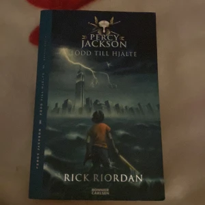 Boken Percy Jackson: Född till hjälte - Boken percy Jackson 'Född till hjälte' av Rick Riordan är den första delen i serien om Percy Jackson. Den handlar om en ung pojke med ADHD och dyslexi som upptäcker att han är en halvgud. Äventyret börjar när han dras in i en värld av gudar och monster. Perfekt för dig som gillar spänning och mytologi!