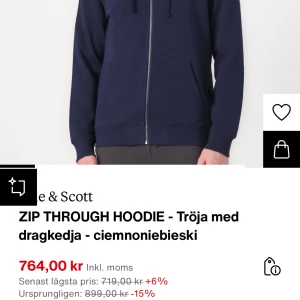 Mörkblå hoodie med dragkedja från Lyle & Scott - Säljer en mörkblå hoodie från Lyle & Scott med dragkedja och huva. Den är finare i verkligheten och blå! Dragkedjan är lite trasig men går fortfarande att dra upp och ner (se bild) samt att de lossnat lite på ena snöret! Nypris 900kr i storlek XS men säljer för 200💕