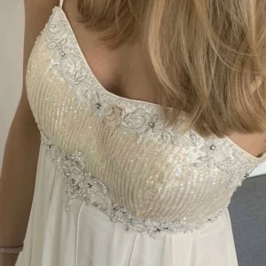 Super snygg maxiklänning paljetter Sequin  - Så vacker maxiklänning. Klänningen faller fint på kroppen och har glas pärlbroderier på bysten. Y2K vintage klänning som du blir själv om, . Verkligen unik och vacker.🔥