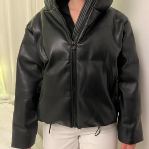 Svart skinnjacka med dragkedja - Snygg puffer jacka från Zara i fint skick!!🫶