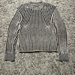 Diesel tröja  - Stickad ”K-Oakland” tröja från Diesel. Den är i bra skick men med en liten utdragen tråd på ena armen. Tröjan är svart och vit vilket ger dig en grå effekt samt har den lite röd/bruna detaljer här och där. Nypris : 2500kr