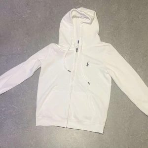 Vit kofta  Ralph Lauren - Äkta Knappt använd bra kvalité.   Skriv om du är intresserad kan diskutera pris 