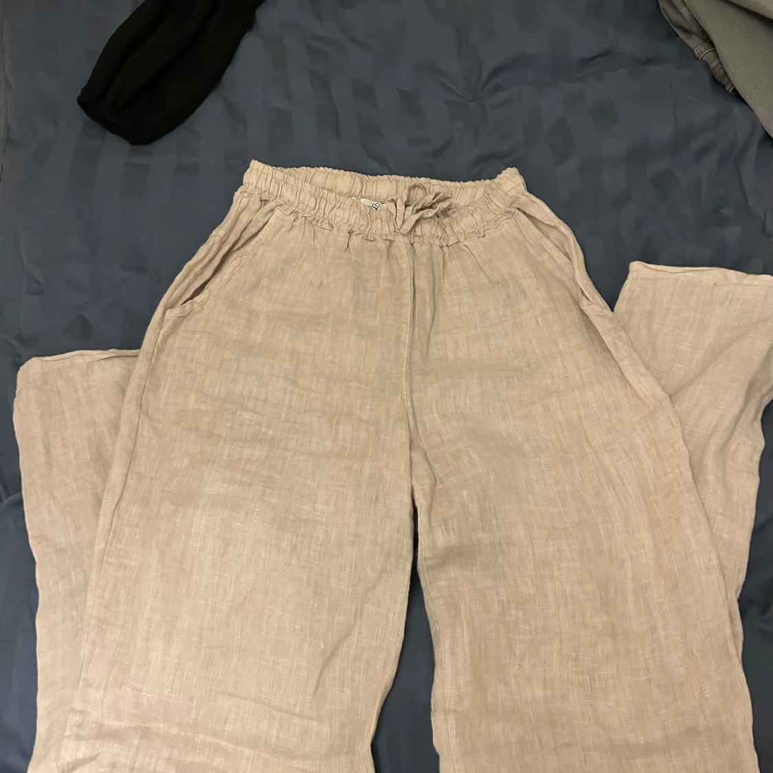 Beige linnebyxor från Design by Si - 2