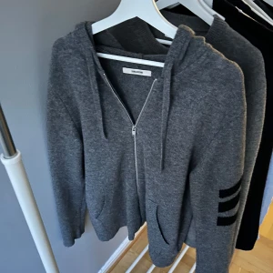 Zadig&voltaire kashmir hoodie - Säljer en grå Kashmir hoodie från zadig med dragkedja och huva. Nypris 5500kr, väldigt bra skick förutom ett litet hål i luvan. 