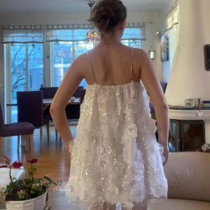 Midsommar och student klänning  -  Jag köpte den för 2200 och säljer för 1250 ny skick med lappar kvar och aldrig använd. Man kan både välja att ta av banden eller ha de på. Jag tänkte ha den på studenten men den här är aldrig använd 💗