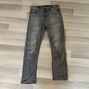 Replay Jeans - Säljer dessa feta replay jeans i modellen THAD. Jeansen är i bra skick. Storleken är 175 sitter som W32. Nypris runt 1500. 