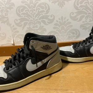 Jordan 1 - Ett par rätt så frächa Jordans som jag fått av min kusin, säljer dom för att dom är för stora för mig