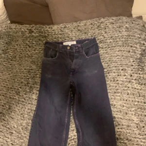 Mörkblå byxor från Polar - Snygga mörkblå byxor från Polar med kontrasterande sömmar i rosa. Byxorna har en klassisk femficksdesign och en knappgylf. Perfekta för en avslappnad stil. Gubben i fickan är borta men fortfarande snygga byxor med skate stil klassika big boys 