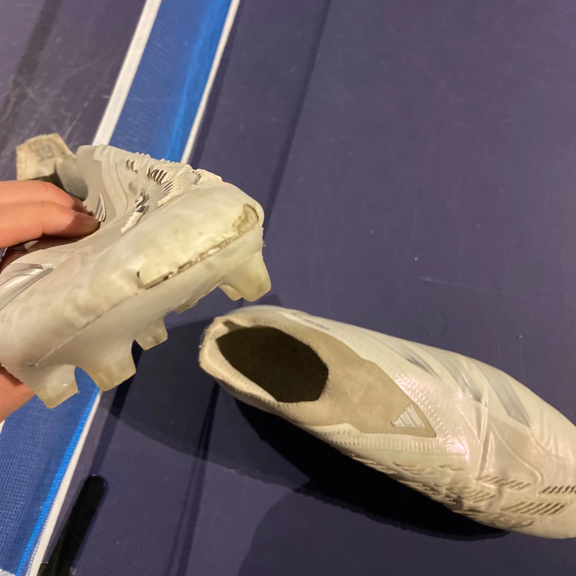 Vita fotbollsskor från Adidas - 2