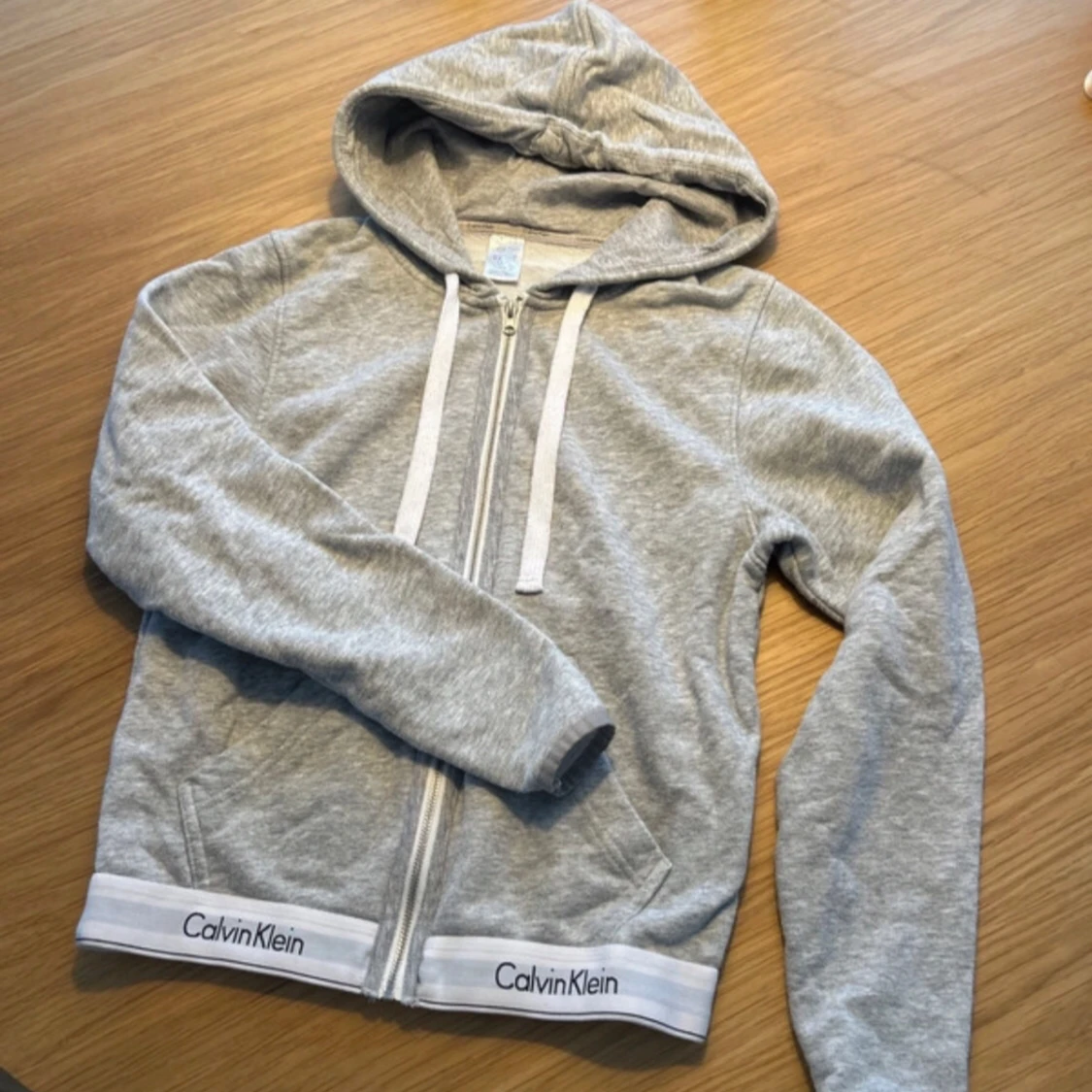 Grå zip up från Calvin Klein - 1