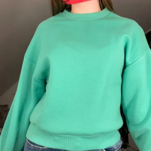 Grön sweatshirt - En grön sweatshirt från Gina tricot i storlek S. Endast använd ett fåtal gånger så är som nyskick. Nypris 300