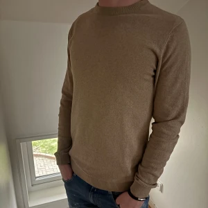 Beige tröja - Säljer en stilren beige tröja från Lindbergh. Den är mjuk och bekväm, idealisk för vardag | Storlek: S | Skicket på tröjan är väldigt bra utan några defekter alls (använd en gång) - Pris: 250 - Nypris: 699kr - Skriv vid funderingar!