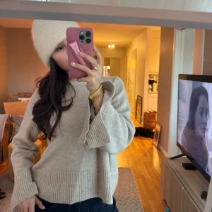 Beige stickad tröja wakakuu  - så mysig tröja perfekt till ALLT! vida armar med slits! älskar att den har breda muddar!!! ull och kaschmir blandning! Från wakakuu icons… så dyrt originalpris🫶🏾🩰