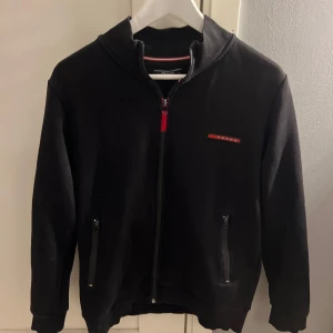 Svart tröja från Prada - Hjälper min kille att sälja sin Prada zip tröja. Någon defekt vid dragkedjan annars precis som ny. Storlek S men är som en M
