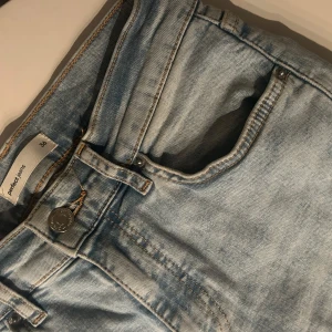 Ljusblå bootcut jeans - Jätte fina ljusblå bootcut jeans från Gina Tricot. Använda 2 gånger så super fint skick! Sitter bra i längd på mig som är 164 cm. Storlek 36.