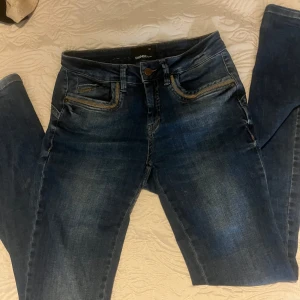 Blå jeans från Dranella - Snygga blå jeans från Dranella med en klassisk femficksdesign. De har en bekväm passform och är perfekta för en avslappnad stil. Jeansen har en knapp och dragkedja framtill. Skriv vid frågor eller intresse💕💕