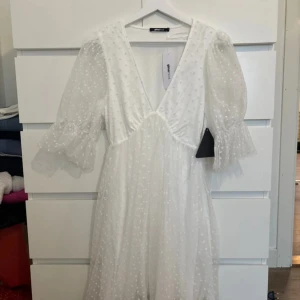 Studentklänning  - Supergullig klänning som är perfekt till studenten  Slutsåld på hemsidan och denna är endast testat🤍🤍🤍🤍