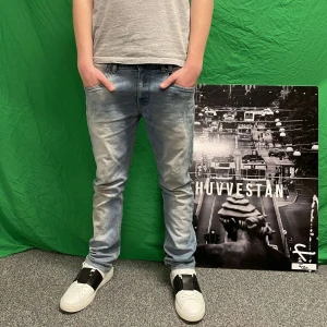 Blå jeansbyxor - Snygga blå jeansbyxor med en lätt tvättad look. De har en normal passform och klassisk femficksdesign. Perfekta för en avslappnad stil. Midja 81 cm längd 86