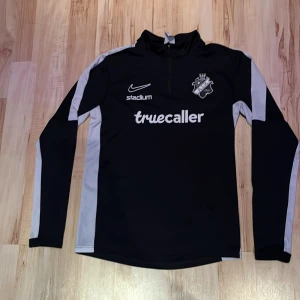 AIK tränings tröja  - Snygg aik tränings över ställ varm och fräsh, riktigt bra skick.