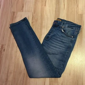 Blå jeans från Jack and Jones slim fit Glenn - Snygga ljusblåa jeans bra skick och bra passform. 