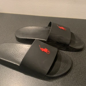 Ralph Lauren tofflor - Säljer dessa Ralph Lauren tofflor. Skick 7,5/10. Nypris: ca 650. Vid intresse eller funderingar hör av dig!