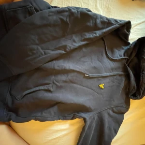 Snygg Lyle & scott hoodie - Bra skick, nästan aldrig använd.  Köpt för runt 400