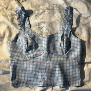 Topp från Hollister - Säljer en superfin blå topp från Hollister i storlek S. Den sitter tight på kroppen men är mjuk och stretchig. Har alldrig använt den