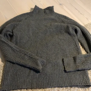Stickad tröja - Knappt använd grå stickad tröja, jättebra skick och passar på s-m men lite större också 💗
