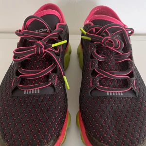 Under Armour speedform löparskor stl 39 - Supersköna löparskor med dämpning stl 30 Under Armour speedform. Skorna är i bra skick.