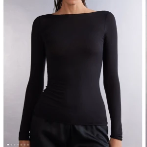Intimissimi Tröja - Från Intimissimi, har använt 1 gång, ser helt ny ut, strl M, i svart, köpte för 449kr!! Kom privat för frågor💓