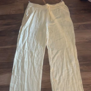 Gula linnebyxor  - Ett par gula linnebyxor, aldrig använda. Köpta ifrån Nelly, märkte är Pieces. Det är storlek L men skulle säga att de är mer som M. 