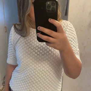 Vitt tröja❤️ - Säljer denna vita tröjan, den är i mycket bra skick. Storleken är i Xs men är  stor i storlek.❤️