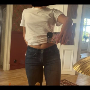 Tommy Hilfiger Jeans - Ett bar sjukt snygga TH jeans!!! Är från grunden ett par herr byxor men funkar lika bra som tjej att använda!🙌